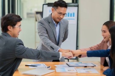 İş ortaklarından oluşan başarılı bir ekibin el sıkışması. İki meslektaşın el ele tutuşması. Mükemmel bir buluşmadan sonra başarılı bir anlaşma.