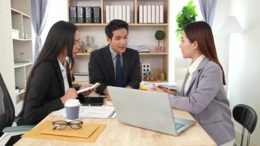 İş adamları proje stratejisini tartışırken dizüstü bilgisayarla beyin fırtınası yapıyor. Ortak atmosfer.