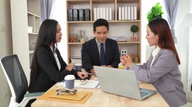 İş adamları proje stratejisini tartışırken dizüstü bilgisayarla beyin fırtınası yapıyor. Ortak atmosfer.