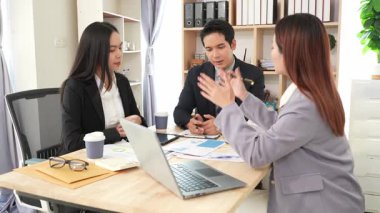 İş adamları proje stratejisini tartışırken dizüstü bilgisayarla beyin fırtınası yapıyor. Ortak atmosfer.