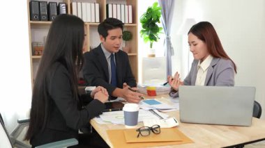 İş adamları proje stratejisini tartışırken dizüstü bilgisayarla beyin fırtınası yapıyor. Ortak atmosfer.