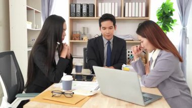 İş adamları proje stratejisini tartışırken dizüstü bilgisayarla beyin fırtınası yapıyor. Ortak atmosfer.