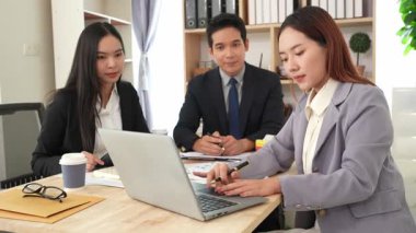 İş adamları proje stratejisini tartışırken dizüstü bilgisayarla beyin fırtınası yapıyor. Ortak atmosfer.