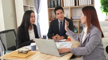 İş adamları proje stratejisini tartışırken dizüstü bilgisayarla beyin fırtınası yapıyor. Ortak atmosfer.