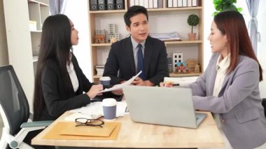 İş adamları proje stratejisini tartışırken dizüstü bilgisayarla beyin fırtınası yapıyor. Ortak atmosfer.