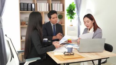 İş adamları proje stratejisini tartışırken dizüstü bilgisayarla beyin fırtınası yapıyor. Ortak atmosfer.