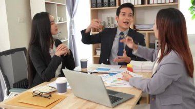 İş adamları proje stratejisini tartışırken dizüstü bilgisayarla beyin fırtınası yapıyor. Ortak atmosfer.