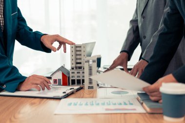 Mülkleri ipotek kredisiyle satmak için iş adamı toplantısı, alıcının yatırım sürecine deneyimli bir simsar ve yakın plan imajının yardımıyla sorunsuz bir şekilde yardım etmek