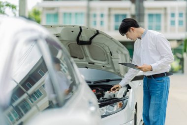 Asyalı sigortacı araba kazası raporu yazıp kazaya karışan arabayı inceleyerek tazminat talep ediyor..