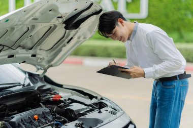 Asyalı sigortacı araba kazası raporu yazıp kazaya karışan arabayı inceleyerek tazminat talep ediyor..