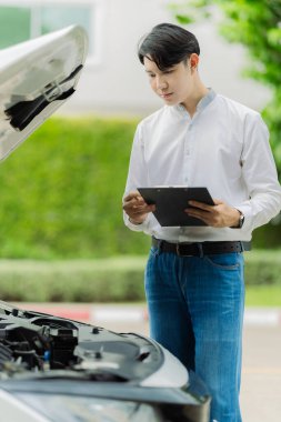 Asyalı sigortacı araba kazası raporu yazıp kazaya karışan arabayı inceleyerek tazminat talep ediyor..