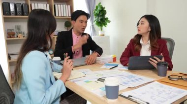 Kurumsal Ofis İşletmelerinde Mali Analiz Profesyonelleri, şirket ofislerindeki işleri planlamak ve analiz etmek için birlikte çalışırlar..