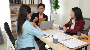 Kurumsal Ofis İşletmelerinde Mali Analiz Profesyonelleri, şirket ofislerindeki işleri planlamak ve analiz etmek için birlikte çalışırlar..