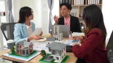 Emlakçılar iş sözleşmelerini, sözleşmeleri, kiralamaları, satın almaları, ipotekleri, kredileri veya konut sigortasını açıklar, müşterilerle yapılan toplantılarda yatırım potansiyelini ve mülkiyet detaylarını açıklar.