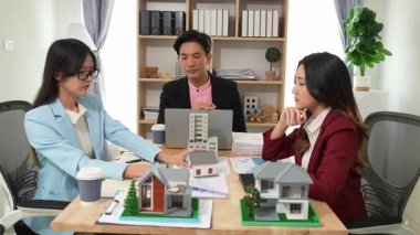 Emlakçılar iş sözleşmelerini, sözleşmeleri, kiralamaları, satın almaları, ipotekleri, kredileri veya konut sigortasını açıklar, müşterilerle yapılan toplantılarda yatırım potansiyelini ve mülkiyet detaylarını açıklar.