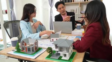 Emlakçılar iş sözleşmelerini, sözleşmeleri, kiralamaları, satın almaları, ipotekleri, kredileri veya konut sigortasını açıklar, müşterilerle yapılan toplantılarda yatırım potansiyelini ve mülkiyet detaylarını açıklar.