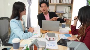 Emlakçılar iş sözleşmelerini, sözleşmeleri, kiralamaları, satın almaları, ipotekleri, kredileri veya konut sigortasını açıklar, müşterilerle yapılan toplantılarda yatırım potansiyelini ve mülkiyet detaylarını açıklar.