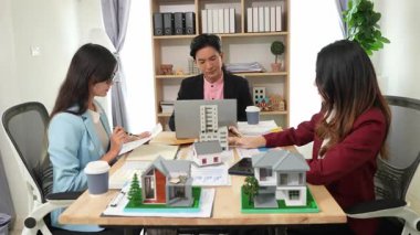 Emlakçılar iş sözleşmelerini, sözleşmeleri, kiralamaları, satın almaları, ipotekleri, kredileri veya konut sigortasını açıklar, müşterilerle yapılan toplantılarda yatırım potansiyelini ve mülkiyet detaylarını açıklar.