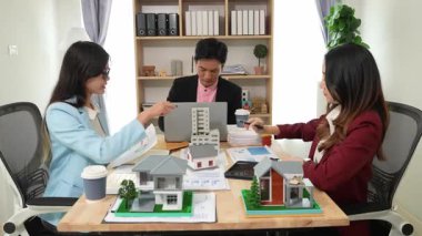 Emlakçılar iş sözleşmelerini, sözleşmeleri, kiralamaları, satın almaları, ipotekleri, kredileri veya konut sigortasını açıklar, müşterilerle yapılan toplantılarda yatırım potansiyelini ve mülkiyet detaylarını açıklar.