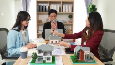 Emlakçılar iş sözleşmelerini, sözleşmeleri, kiralamaları, satın almaları, ipotekleri, kredileri veya konut sigortasını açıklar, müşterilerle yapılan toplantılarda yatırım potansiyelini ve mülkiyet detaylarını açıklar.