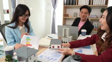 Emlakçılar iş sözleşmelerini, sözleşmeleri, kiralamaları, satın almaları, ipotekleri, kredileri veya konut sigortasını açıklar, müşterilerle yapılan toplantılarda yatırım potansiyelini ve mülkiyet detaylarını açıklar.