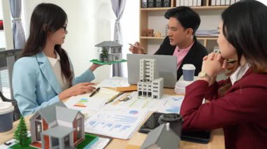 Bu toplantıya planlama toplantıları, gayrimenkul yatırım projeleri ve ortaklar için ticaret stratejilerini tartışmak üzere iş ekipleri katıldı..