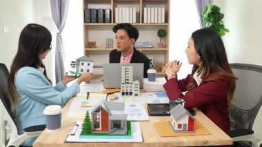 Bu toplantıya planlama toplantıları, gayrimenkul yatırım projeleri ve ortaklar için ticaret stratejilerini tartışmak üzere iş ekipleri katıldı..