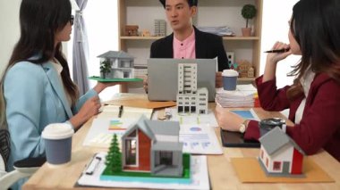 Bu toplantıya planlama toplantıları, gayrimenkul yatırım projeleri ve ortaklar için ticaret stratejilerini tartışmak üzere iş ekipleri katıldı..