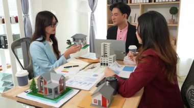 Bu toplantıya planlama toplantıları, gayrimenkul yatırım projeleri ve ortaklar için ticaret stratejilerini tartışmak üzere iş ekipleri katıldı..