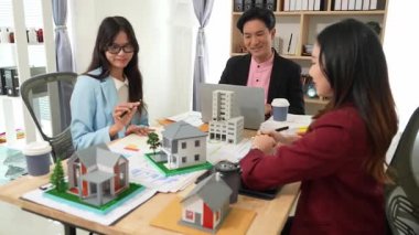 Bu toplantıya planlama toplantıları, gayrimenkul yatırım projeleri ve ortaklar için ticaret stratejilerini tartışmak üzere iş ekipleri katıldı..