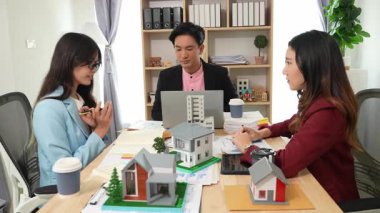 Bu toplantıya planlama toplantıları, gayrimenkul yatırım projeleri ve ortaklar için ticaret stratejilerini tartışmak üzere iş ekipleri katıldı..