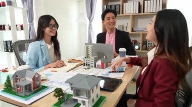 Bu toplantıya planlama toplantıları, gayrimenkul yatırım projeleri ve ortaklar için ticaret stratejilerini tartışmak üzere iş ekipleri katıldı..