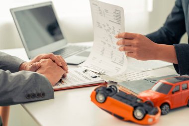 Araba satıcısı ve müşteri araba sigortası sözleşmesi imzalıyor, araba kredi seçeneklerini analiz ediyor, araba alım satımı için kira sözleşmesi imzalıyor, kapatılıyor..
