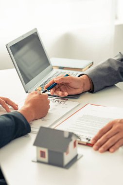 Sigorta acenteleri Şemsiye 'nin bakımını ve evinizin ve mülkünüzün sigortalarını elinde bulundurun. Mortgage ve gayrimenkul finansmanı için bu şart..
