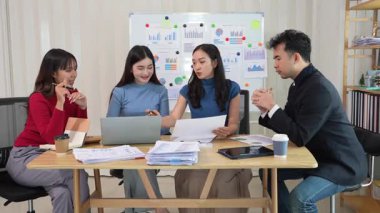 Takım elbiseli bir kadın ve erkek takımı olarak çalışmak, yeni belge projeleri hakkında fikir alışverişinde bulunmak, başarı stratejileri planlamak için birlikte çalışmak..