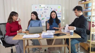 Takım elbiseli bir kadın ve erkek takımı olarak çalışmak, yeni belge projeleri hakkında fikir alışverişinde bulunmak, başarı stratejileri planlamak için birlikte çalışmak..