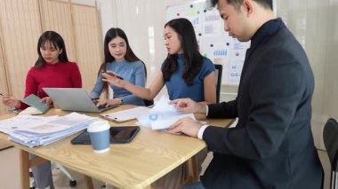 Takım elbiseli bir kadın ve erkek takımı olarak çalışmak, yeni belge projeleri hakkında fikir alışverişinde bulunmak, başarı stratejileri planlamak için birlikte çalışmak..