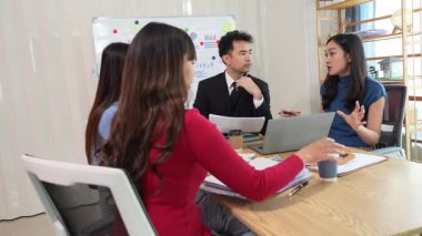 Takım elbiseli bir kadın ve erkek takımı olarak çalışmak, yeni belge projeleri hakkında fikir alışverişinde bulunmak, başarı stratejileri planlamak için birlikte çalışmak..