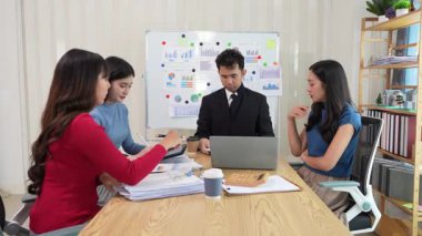 Takım elbiseli bir kadın ve erkek takımı olarak çalışmak, yeni belge projeleri hakkında fikir alışverişinde bulunmak, başarı stratejileri planlamak için birlikte çalışmak..