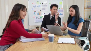 Takım elbiseli bir kadın ve erkek takımı olarak çalışmak, yeni belge projeleri hakkında fikir alışverişinde bulunmak, başarı stratejileri planlamak için birlikte çalışmak..