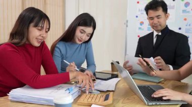 Takım elbiseli bir kadın ve erkek takımı olarak çalışmak, yeni belge projeleri hakkında fikir alışverişinde bulunmak, başarı stratejileri planlamak için birlikte çalışmak..