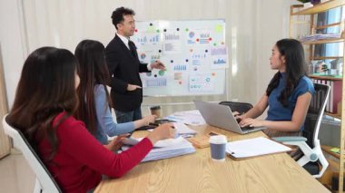 Takım elbiseli bir kadın ve erkek takımı olarak çalışmak, yeni belge projeleri hakkında fikir alışverişinde bulunmak, başarı stratejileri planlamak için birlikte çalışmak..