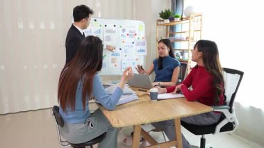 Takım elbiseli bir kadın ve erkek takımı olarak çalışmak, yeni belge projeleri hakkında fikir alışverişinde bulunmak, başarı stratejileri planlamak için birlikte çalışmak..