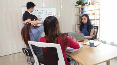 Takım elbiseli bir kadın ve erkek takımı olarak çalışmak, yeni belge projeleri hakkında fikir alışverişinde bulunmak, başarı stratejileri planlamak için birlikte çalışmak..