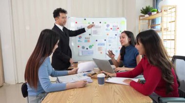 Takım elbiseli bir kadın ve erkek takımı olarak çalışmak, yeni belge projeleri hakkında fikir alışverişinde bulunmak, başarı stratejileri planlamak için birlikte çalışmak..