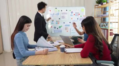 Takım elbiseli bir kadın ve erkek takımı olarak çalışmak, yeni belge projeleri hakkında fikir alışverişinde bulunmak, başarı stratejileri planlamak için birlikte çalışmak..