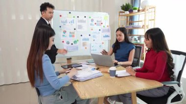 Takım elbiseli bir kadın ve erkek takımı olarak çalışmak, yeni belge projeleri hakkında fikir alışverişinde bulunmak, başarı stratejileri planlamak için birlikte çalışmak..