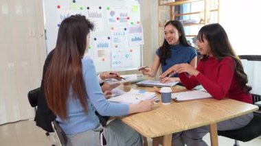 Takım elbiseli bir kadın ve erkek takımı olarak çalışmak, yeni belge projeleri hakkında fikir alışverişinde bulunmak, başarı stratejileri planlamak için birlikte çalışmak..