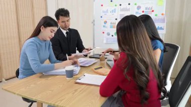 Takım elbiseli bir kadın ve erkek takımı olarak çalışmak, yeni belge projeleri hakkında fikir alışverişinde bulunmak, başarı stratejileri planlamak için birlikte çalışmak..