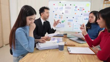 Takım elbiseli bir kadın ve erkek takımı olarak çalışmak, yeni belge projeleri hakkında fikir alışverişinde bulunmak, başarı stratejileri planlamak için birlikte çalışmak..